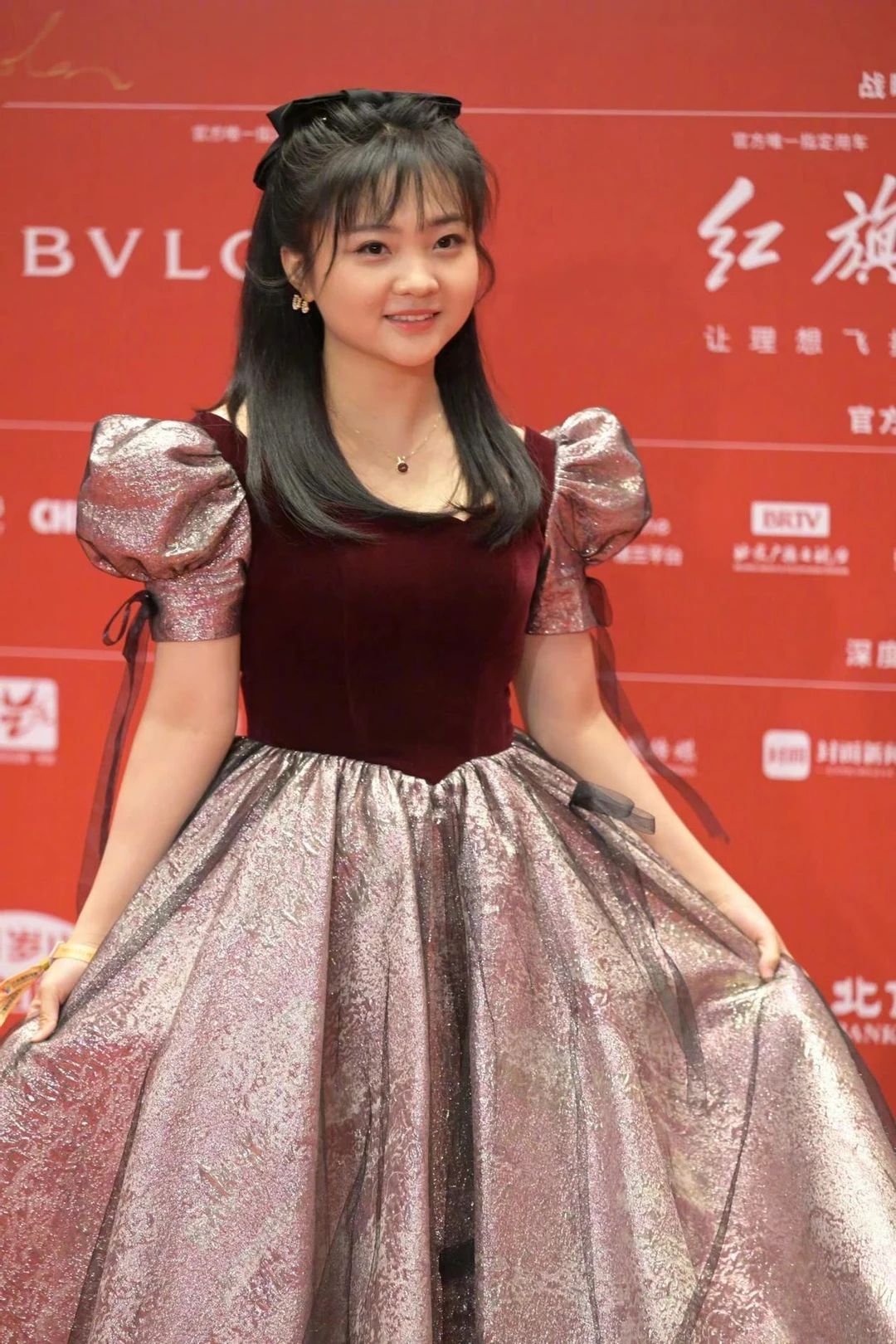 林妙可真是没长大，穿公主裙亮相，歪头卖萌不像个成年人！ 
