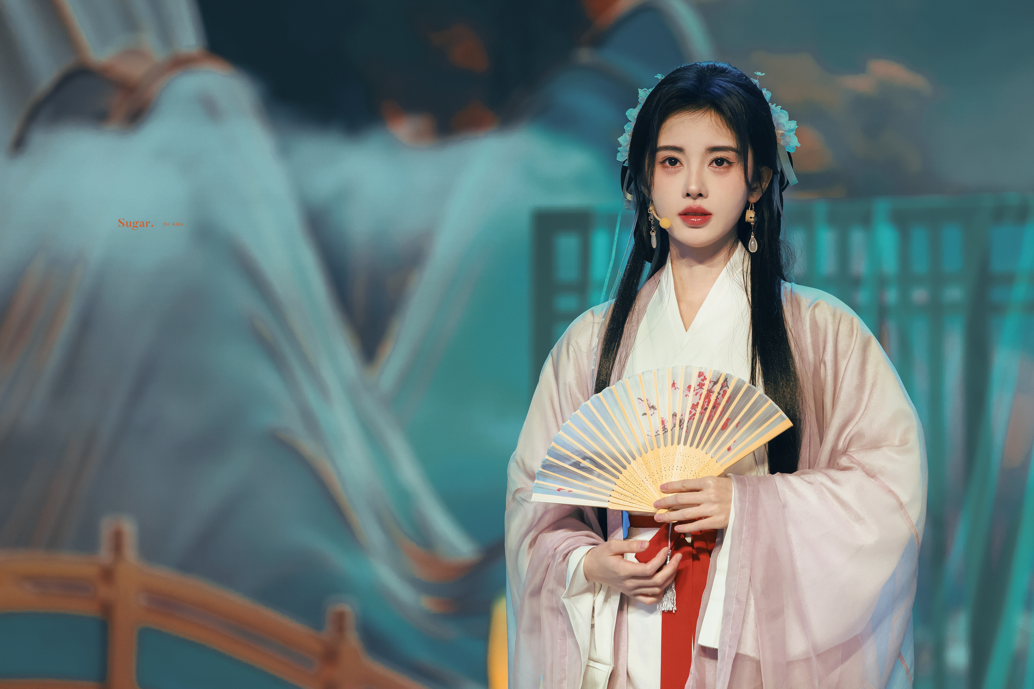 鞠婧祎 簪花轻缀青丝，纱衣漫染烟霞，举手投袂间，藏着江南的烟雨朦胧，也藏着长安的