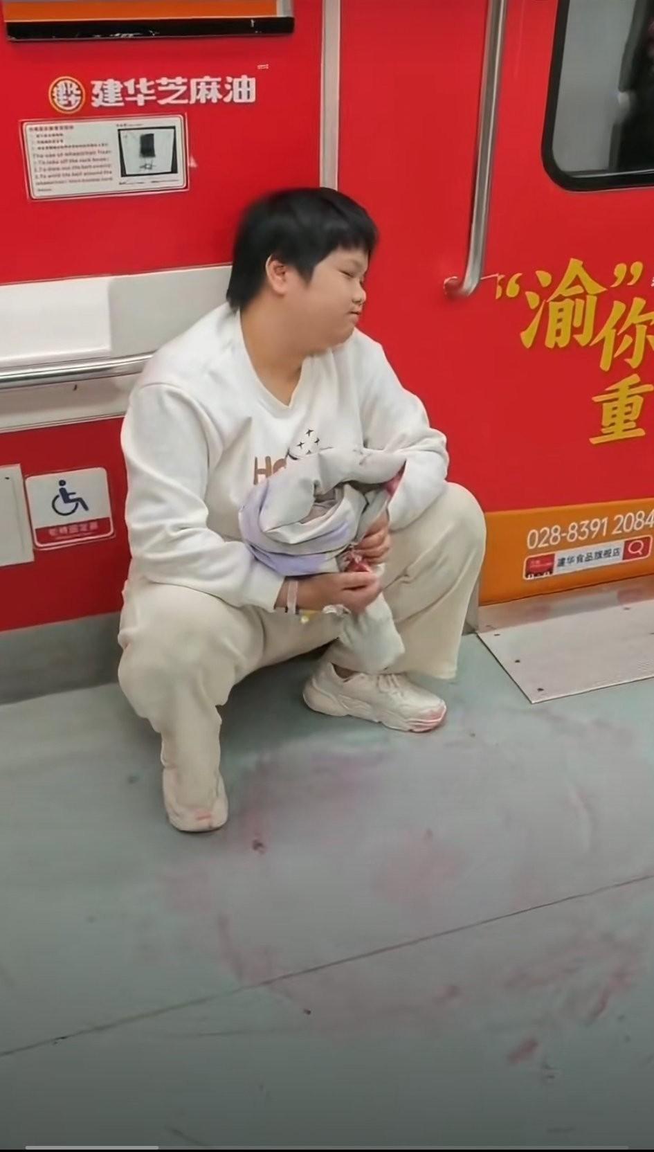 重庆22岁女孩胡心瑶在地铁吐血后，强忍病痛用最爱的白外套擦拭地面，这一幕让全网瞬