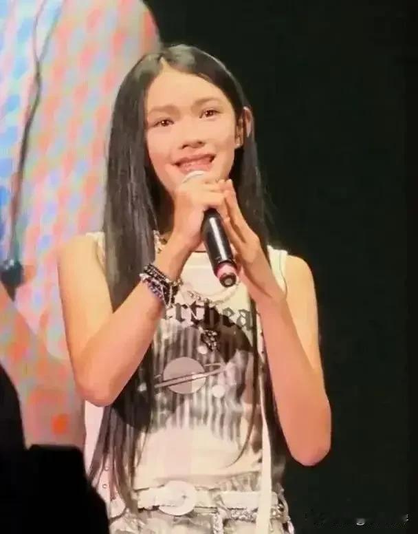 最近罗嘉良12岁的女儿Sela在爸爸广州演唱会上首次公开露面。小姑娘目前在英国读