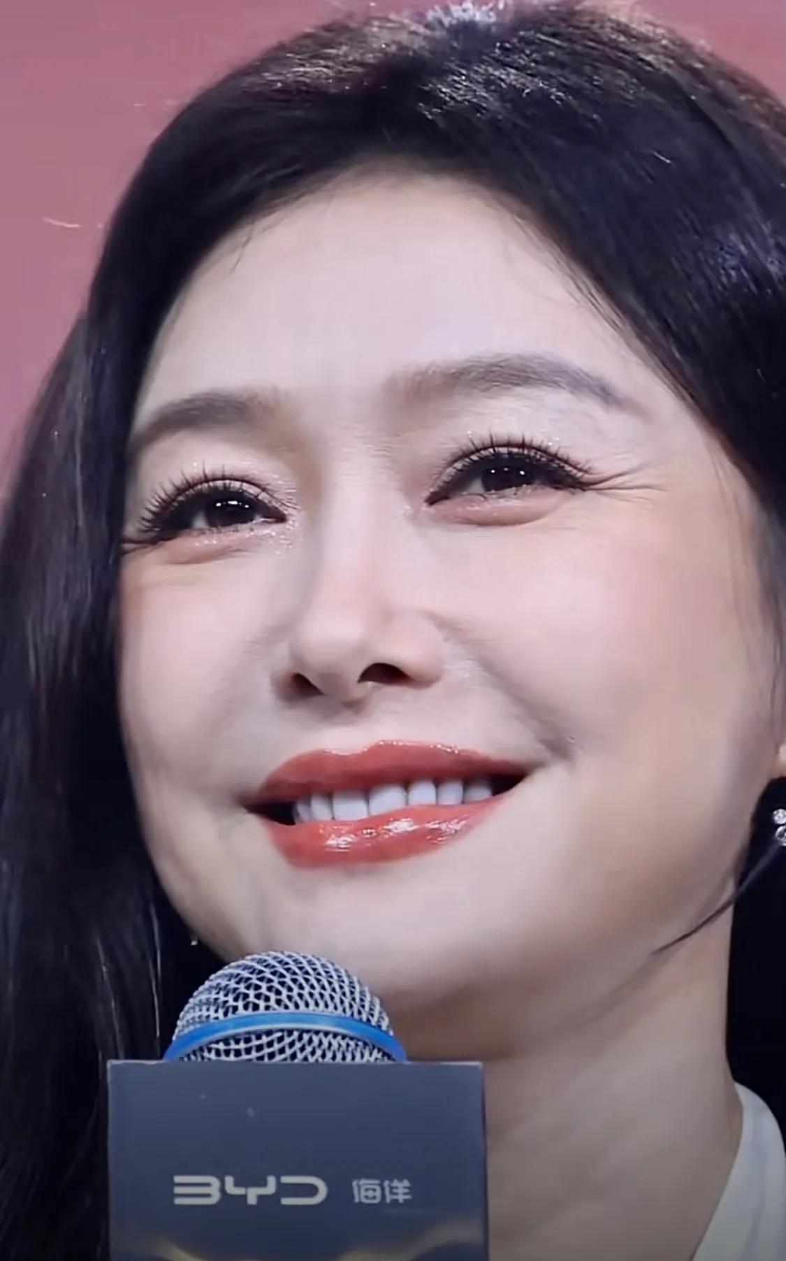 秦岚太美了，为什么嫁不了人？
秦岚老了粉底也掩不住鱼尾纹，快50岁的女人该有的样