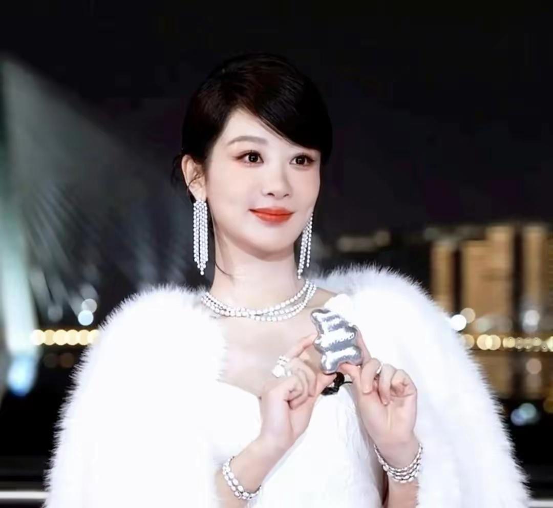 杨紫海口直播的“假貂名场面”也太圈粉了！顶着热带高温裹着白色毛绒外套，全程碎碎念