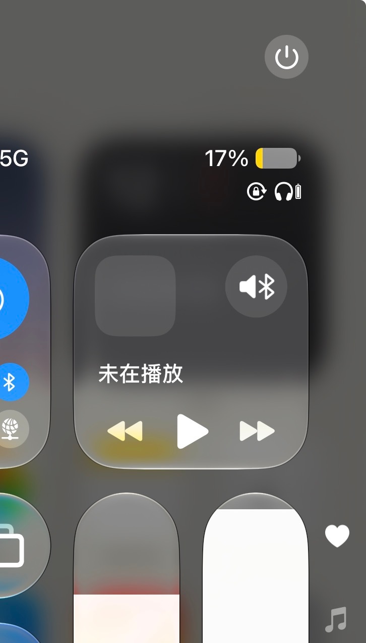 每年快到九月的时候我的iPhone续航就肉眼可见的变差了，仿佛在暗示我下个月买新