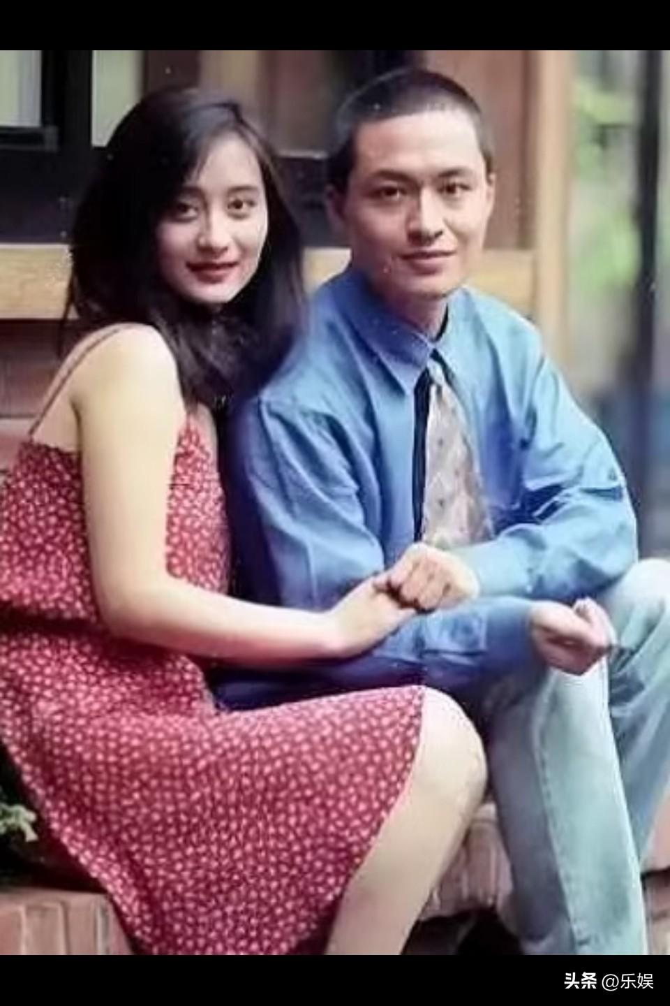 93年梅花烙幕后：19岁陈德容与30岁马景涛！
当年德容一身白，头上戴只小白花的