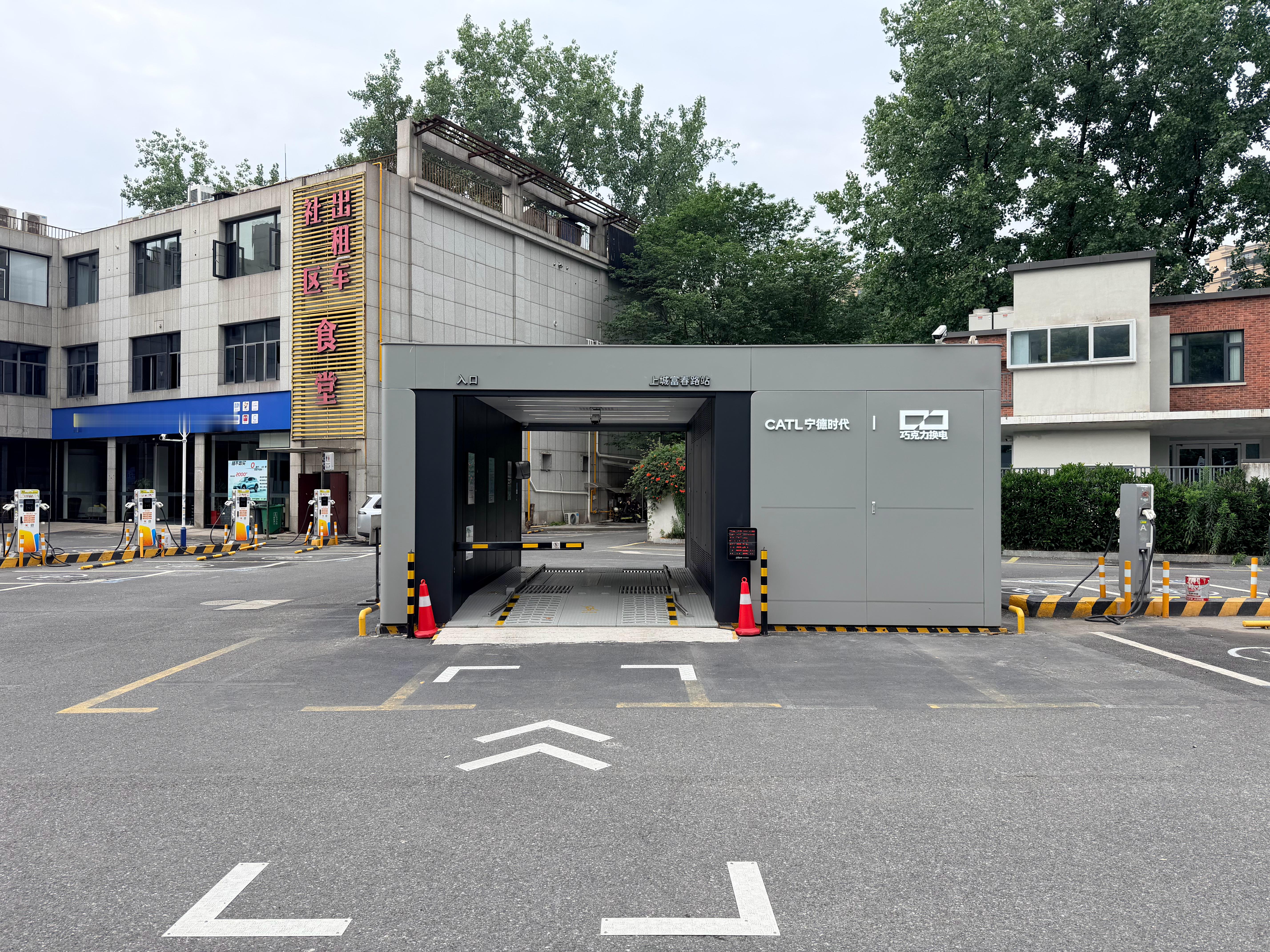 能换电就是好，图二是宁德时代的巧克力换电，原来地面也有框，但应该是手动开进去的？