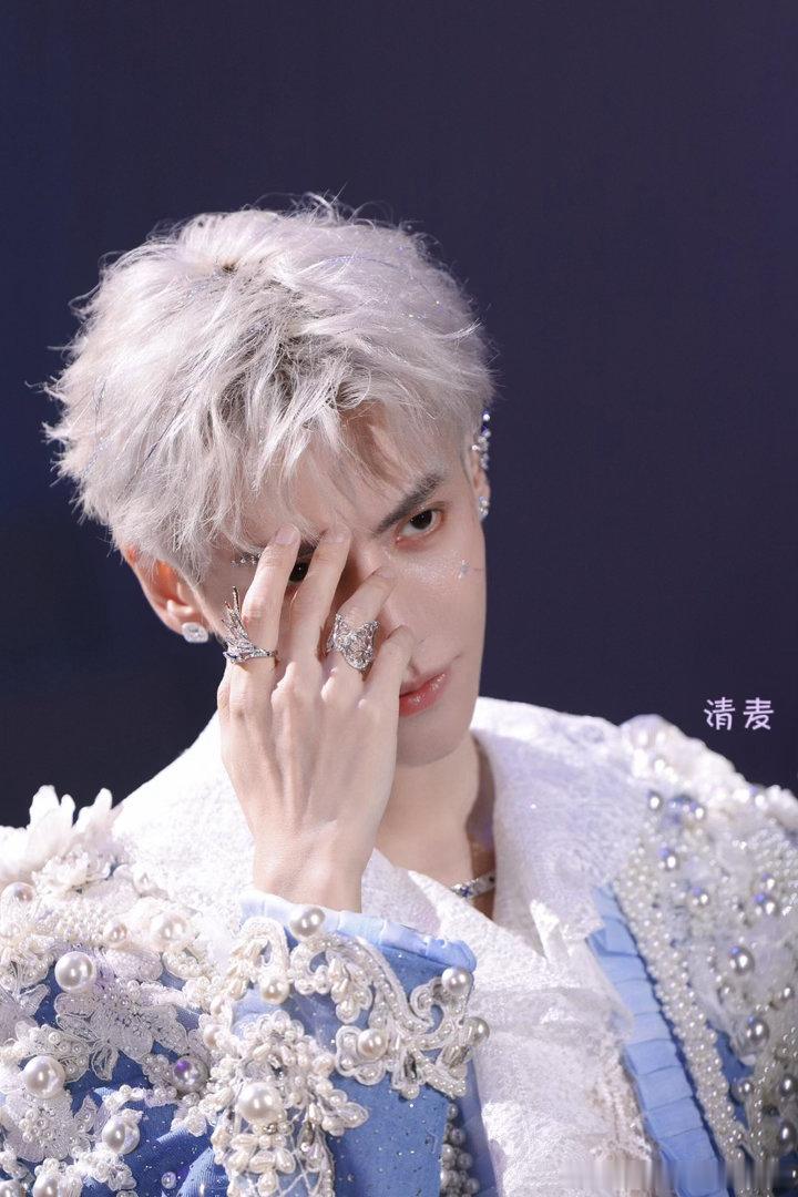 罗云熙演唱会嘉宾是江奇霖谁懂这种剧友情的梦幻联动！罗云熙广州演唱会惊喜请来《剥茧