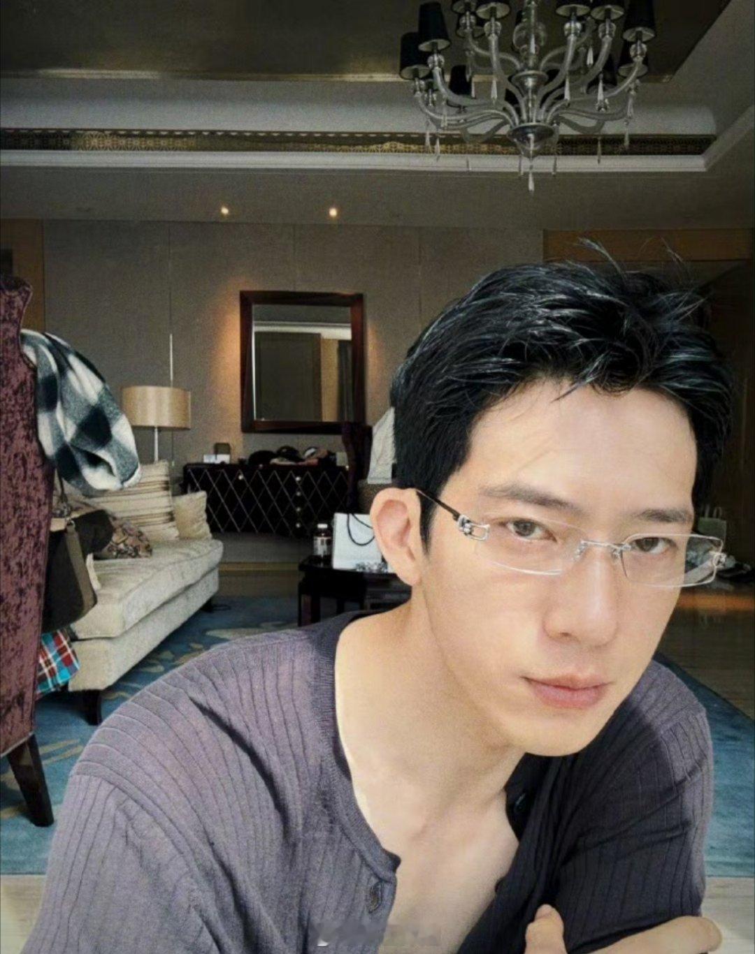 一起来看看井柏然的营业照，戴着眼镜一脸桀骜不羁的模样，还是低领口的衣服，这帅气值