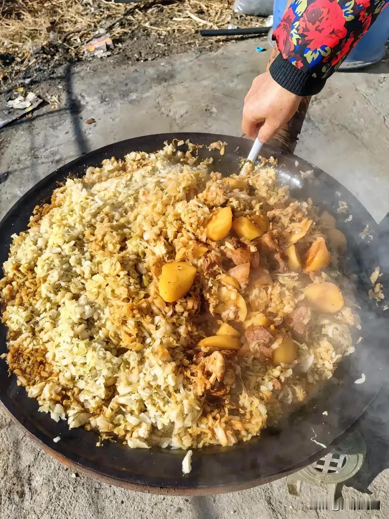 天冷了，农村杀猪的热闹氛围再度升腾起来，那杀猪烩酸菜更是不容错过！
杀猪菜的制作