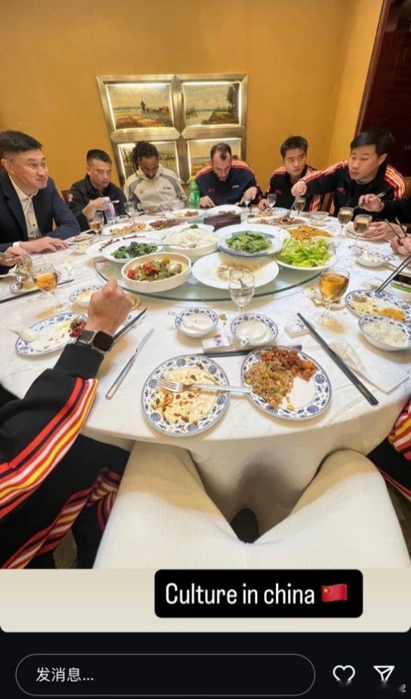 广东队外援奎因最新社媒晒照，和教练队友们围坐一桌体验中国的美食文化