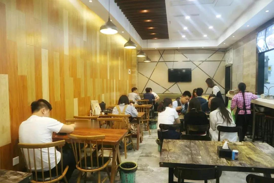 朋友两口子结婚后就开了这么一间小面馆，到现在已经有十几年了。

每天营业额一千多