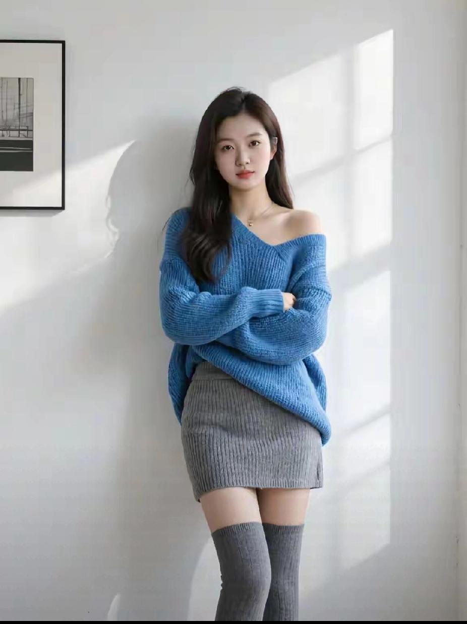 冬日暖阳下，温柔蓝毛衣搭配灰色短裙，甜美又温暖。