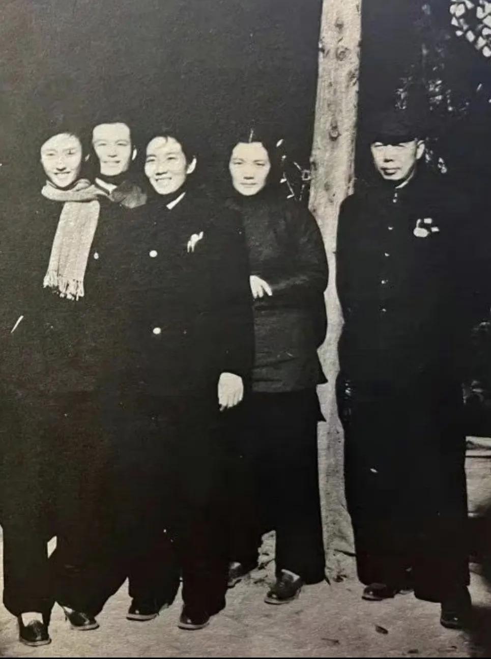 1950年袁雪芬 黄宗英与田汉 安娥合影