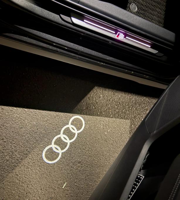 奥迪A3其实与大众高尔夫相比贵不了多少，但内饰的豪华感营造我认为还是不错的。当然