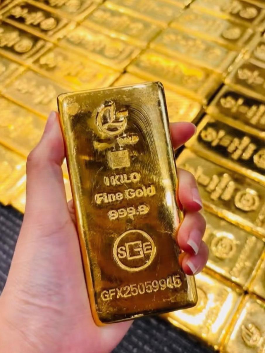 一觉醒来，
买黄金的傻眼了，
黄金市场一夜变天，导致银行都暂停黄金提取业务了！不