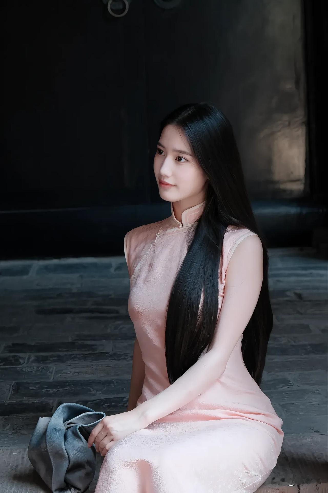 温柔粉裙少女，静坐古风庭院，岁月静好。