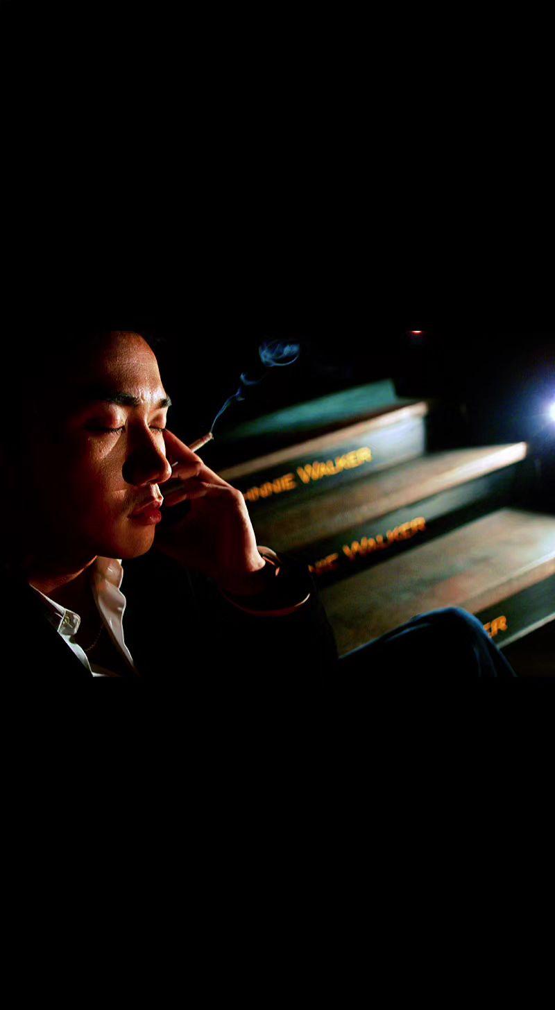 🎬烟雾在光影里织网，指尖星火是未说的谎。孤独是灵魂的默片，每一帧都藏着过往。