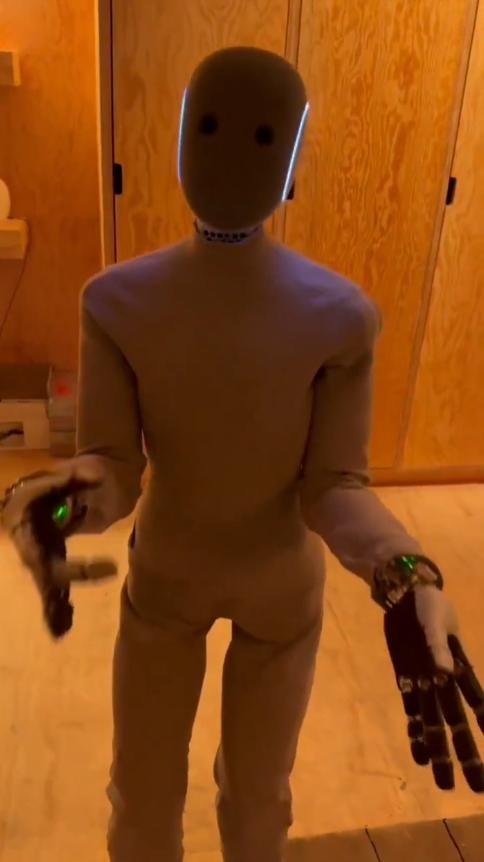 【🤖 人工智能家用机器人NEO在美国上市：2 万美元的家庭助手。】一款名为NE