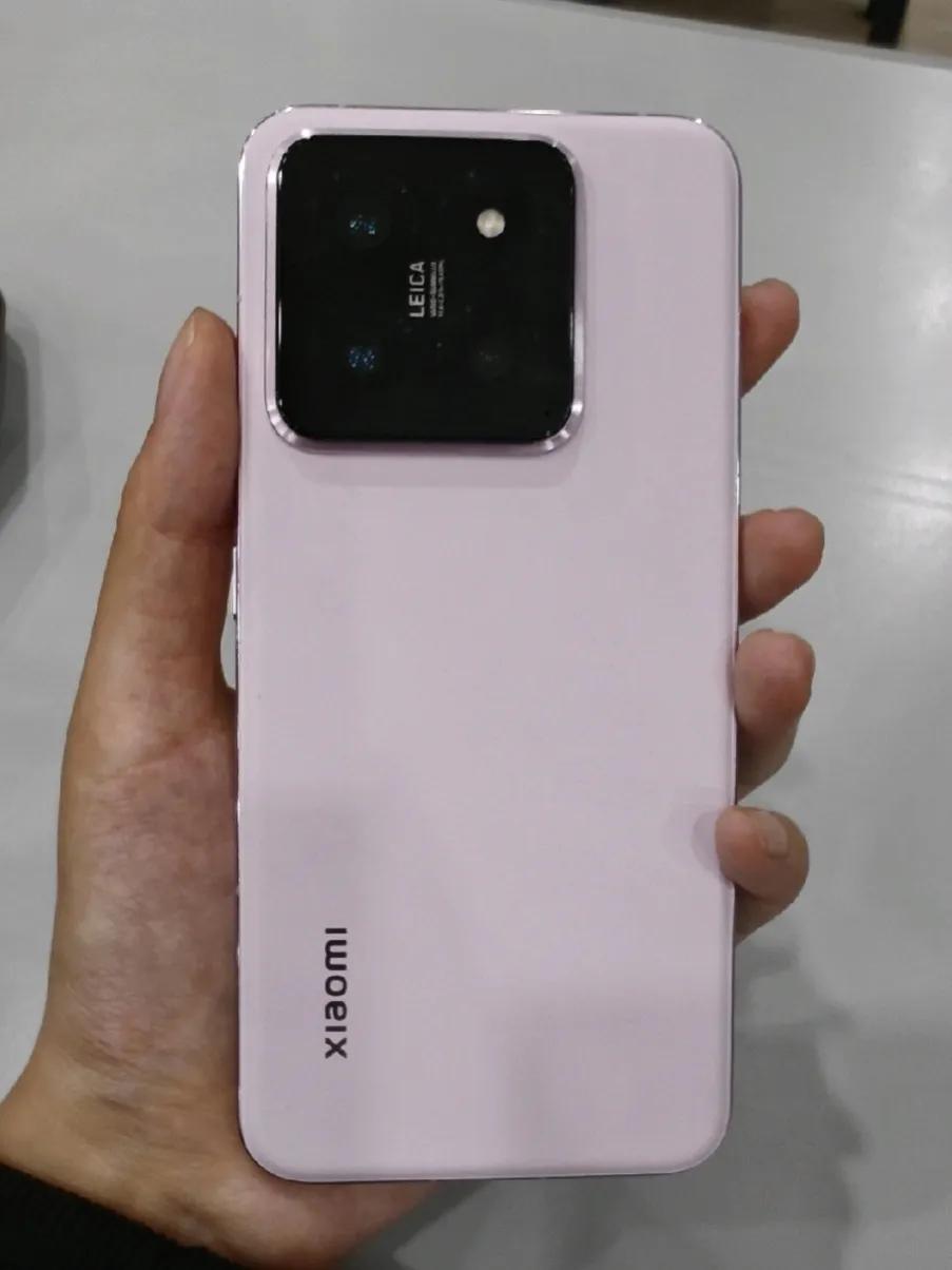 同事买了一台粉色小米14，我羡慕了一天
这外观连我大男生也无法拒绝
真TM绝了，