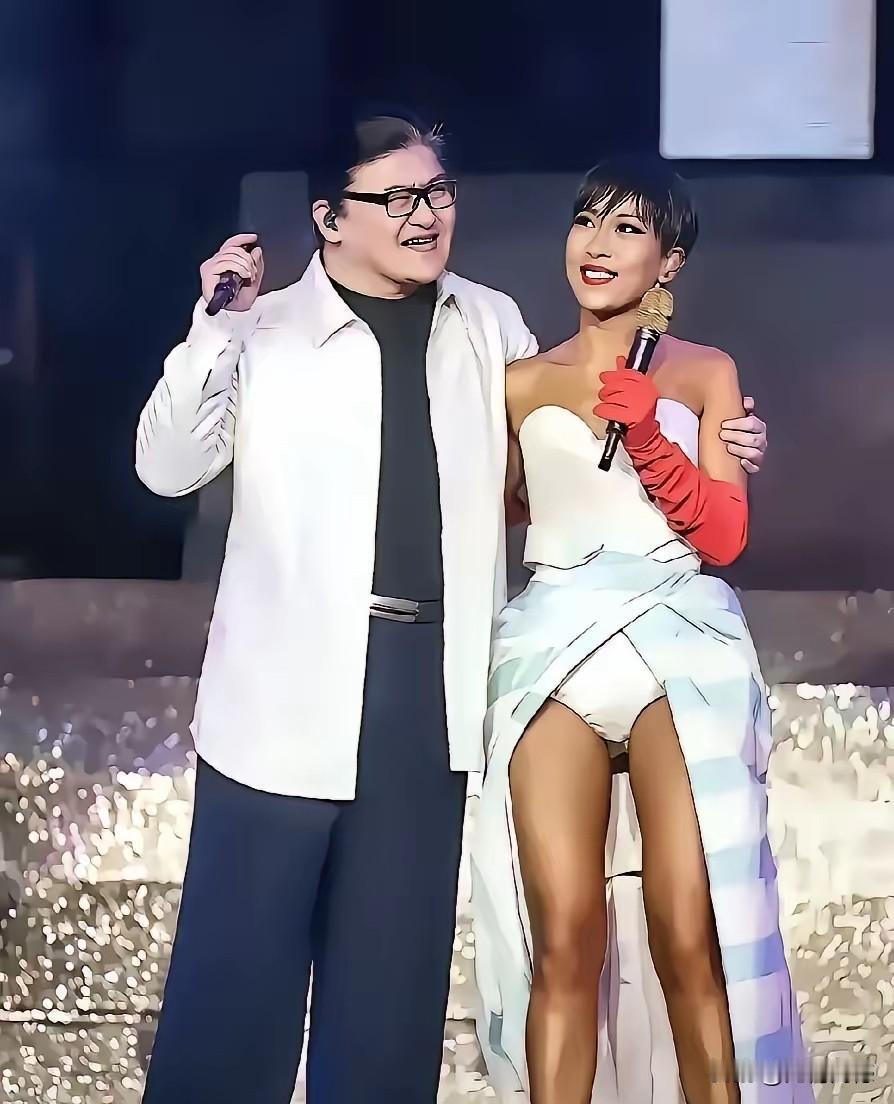 站在刘欢老师身边的这个女子，穿着打扮有些太随便了，也不知道这个人是干什么的，哪怕