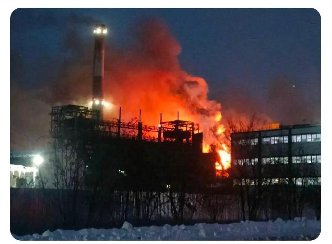 轰炸还在继续，又一处重要设施被炸毁了。
          17日凌晨，乌克兰在