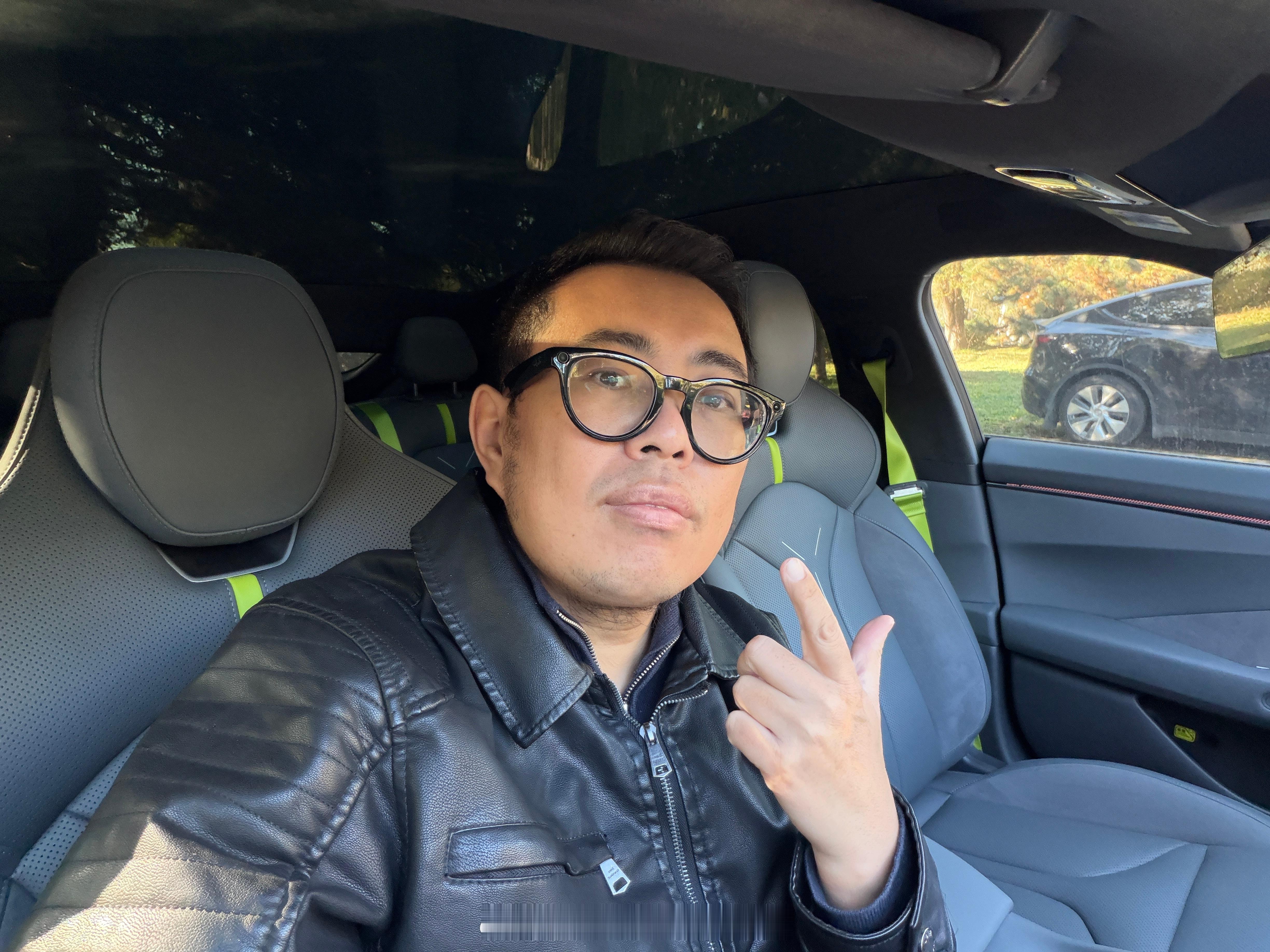 这两天开全新小鹏P7，我这身行头和P7还挺搭吧[阴险]全新小鹏p7太高级了全新小