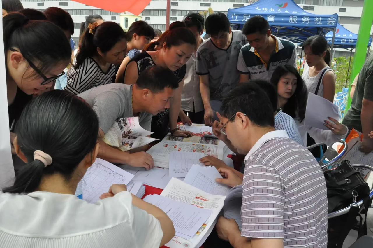 咱来讲讲平行志愿的三大底层逻辑，就是排名优先、遵循志愿，还有一次投档。

来，咱