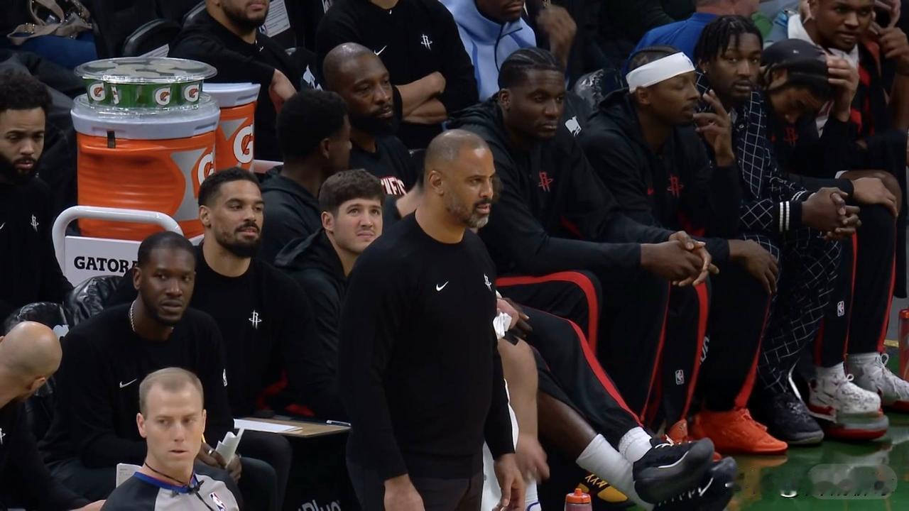 火箭现在队内乱作一团，没有了狄龙·布鲁克斯的防守属性，都在像杜兰特的进攻看齐，丢