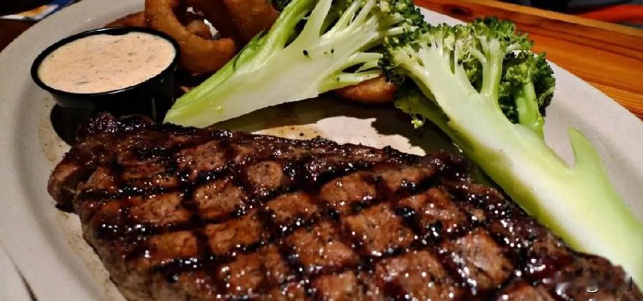 刚刚又看见新闻说某胜客家的牛排，用户觉得口感怪怪的，不像原切牛排，到底是什么成分