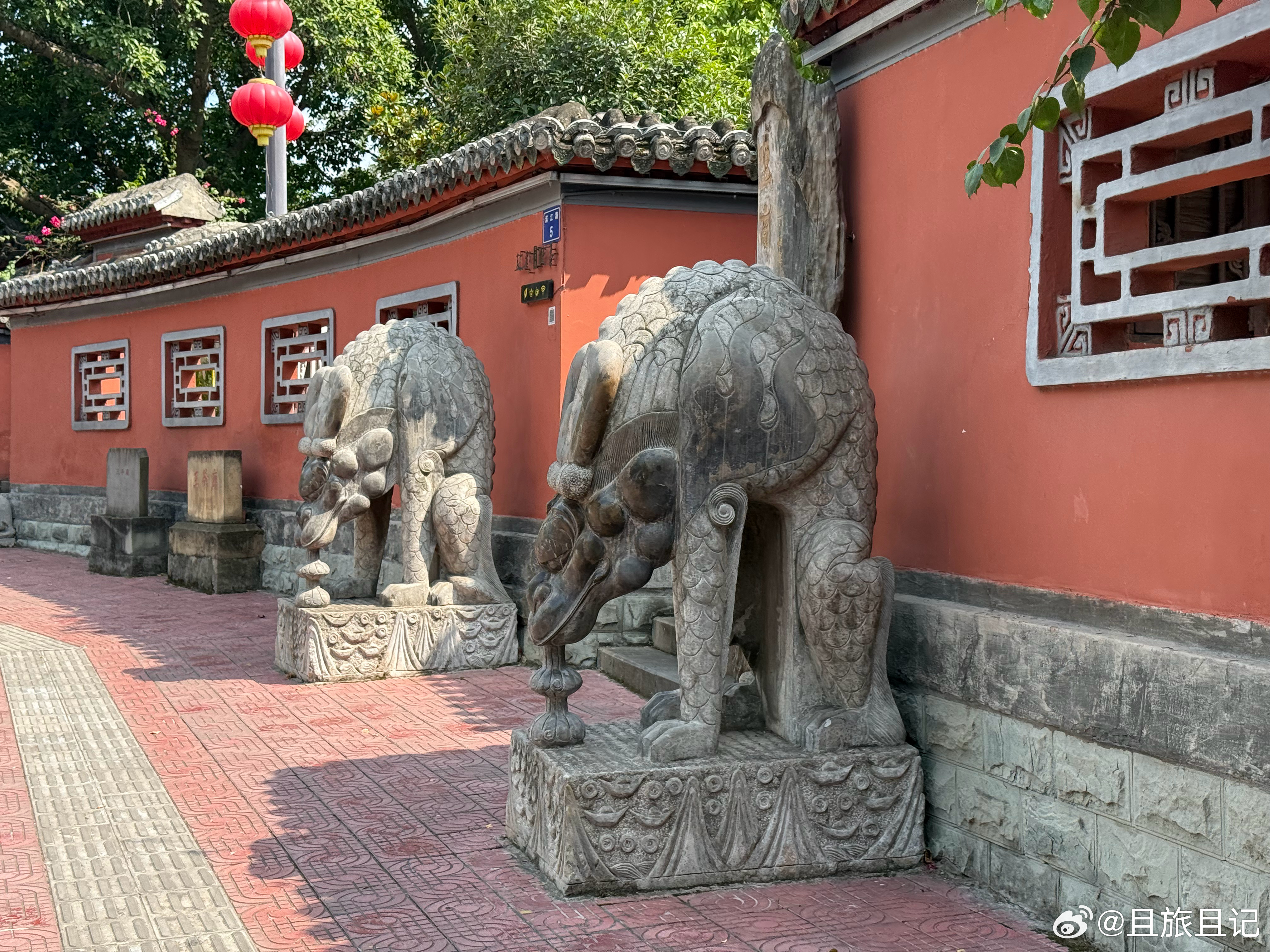 四川自贡王爷庙大门外的一对石雕神兽：蚣蝮（gōng fù，也叫趴蝮、吸水兽、镇水
