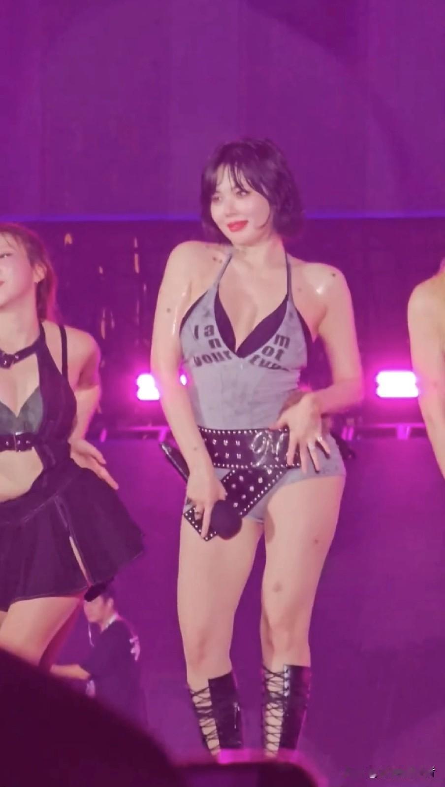 泫雅澳门音乐节晕倒事件
给所有女人提了个醒

你可以好看，可以有钱，但一定不可以