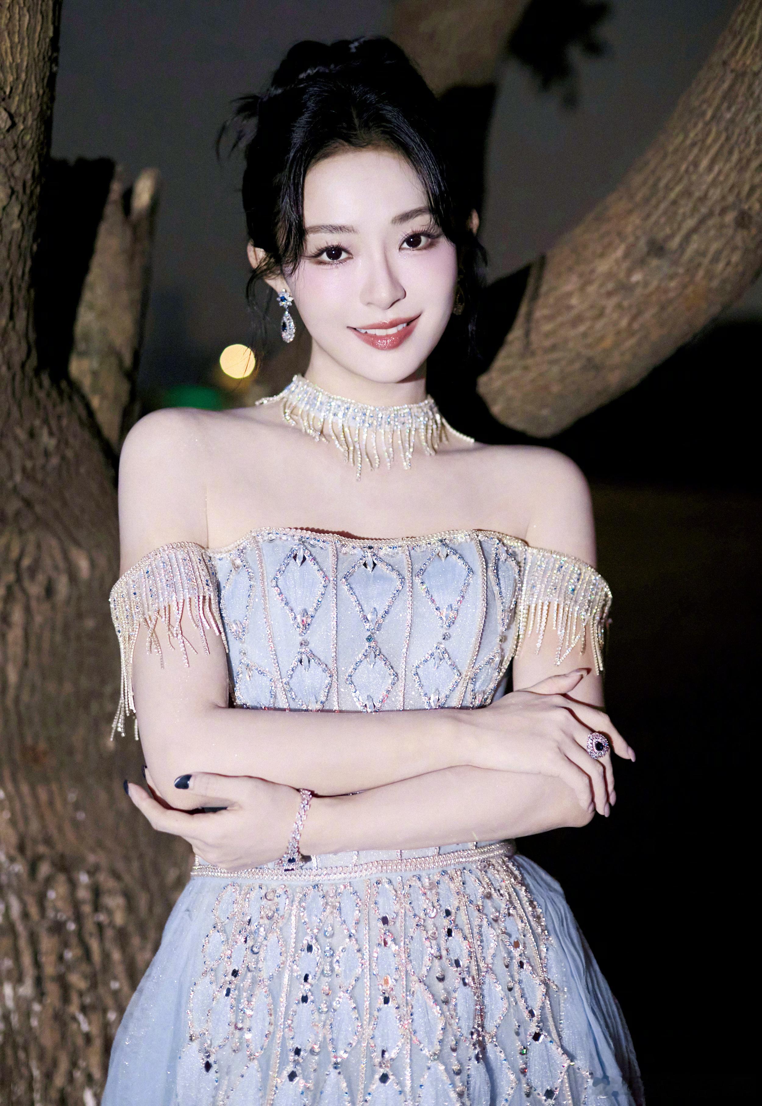 李莎旻子 · 淡蓝色一字肩礼裙璀璨夺目，优越肩颈线条尽显，抬眸转身，氛围感与魅惑