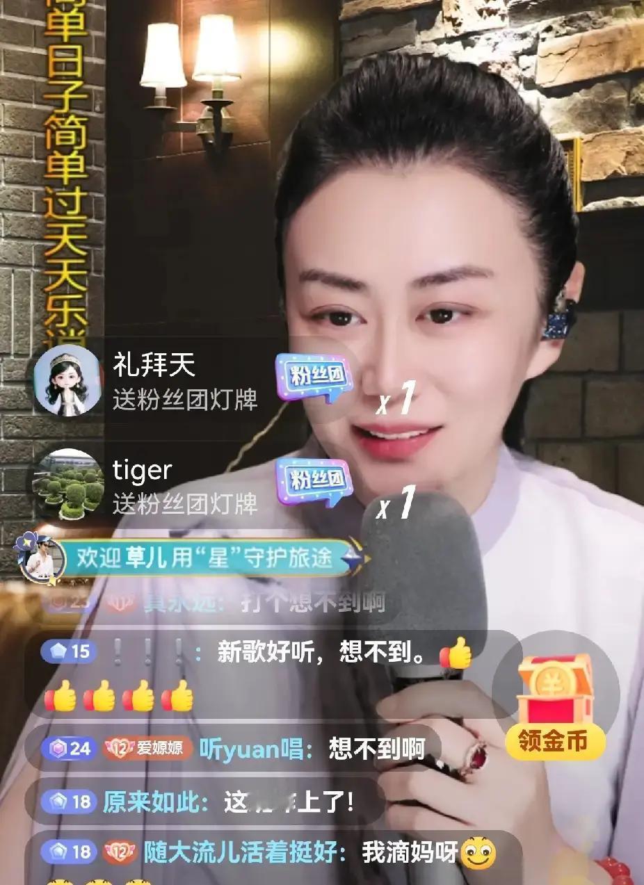 假期第1分钟，她偷偷开播！
 
没预告，没滤镜，嫄嫄顶着素颜直接上线。屏幕刚亮，