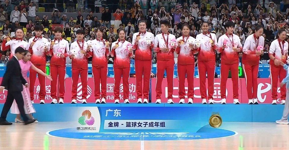 登顶！再次恭喜广东女篮我们是冠军！击败豪华战舰，含金量非常高的一枚金牌！