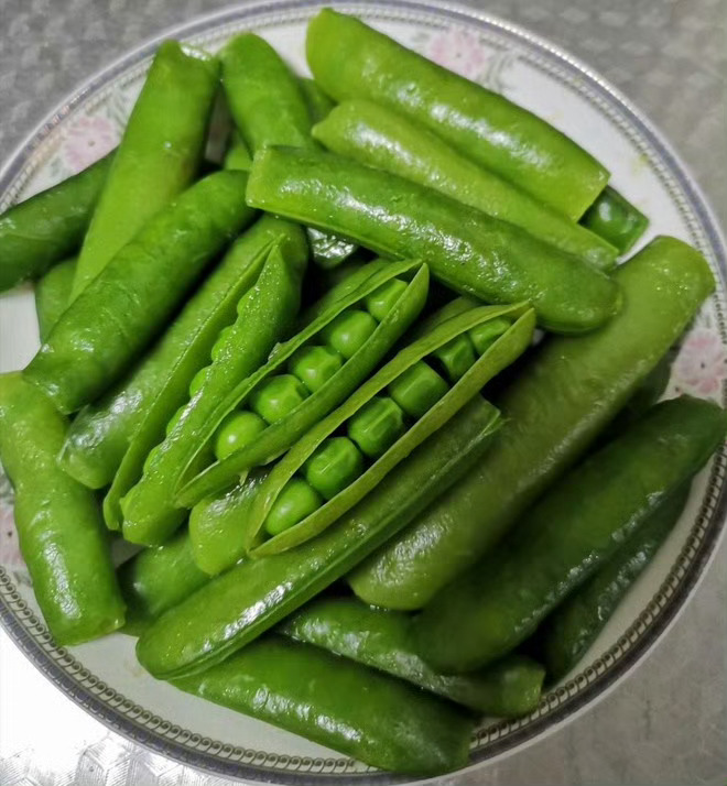 宁波人春天必吃之新鲜豌豆春天是豌豆上市的季节，想必大家童年的记忆里就有豌豆饭。亲