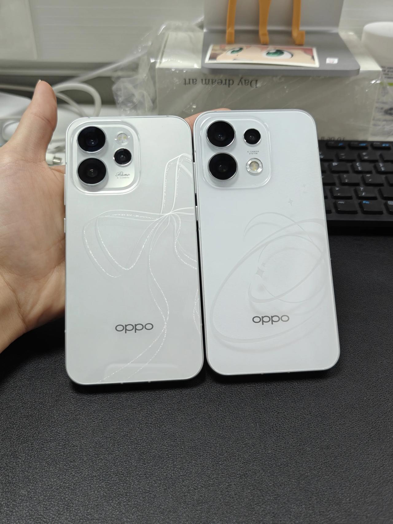 都是非常好看的白色,你选哪一个?
喜欢OPPO Reno15的蝴蝶结还是Reno