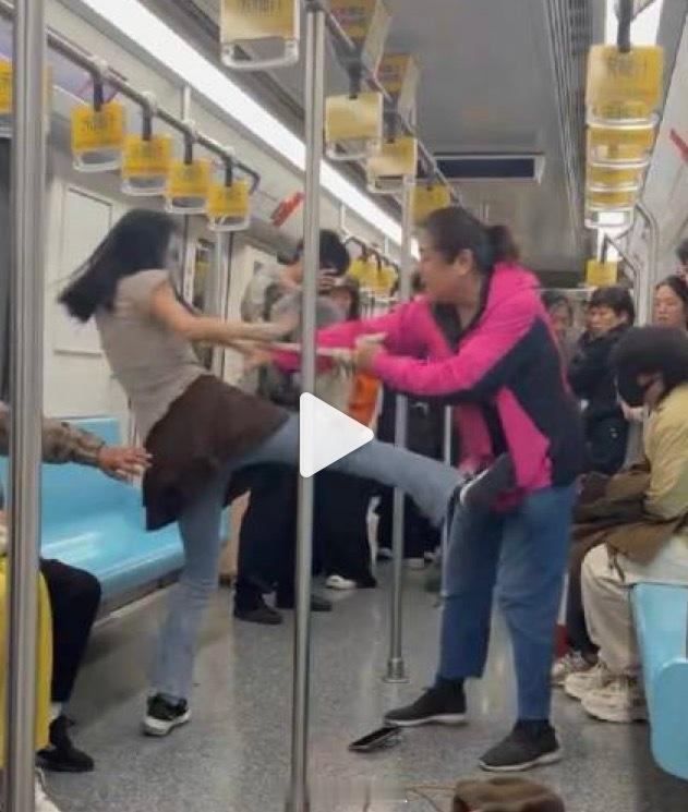 上海地铁女子和老太激烈扭打一团其实是为了一口气，不只为一个座位，从吵架打到扭成一