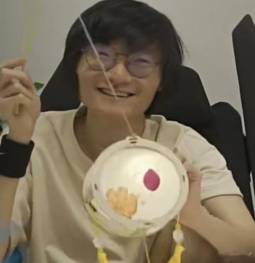 blg拿蝎子，我看就没赢过，天天惦记着b蝎子，被Heng盲僧踢爆了，直接带队翻盘