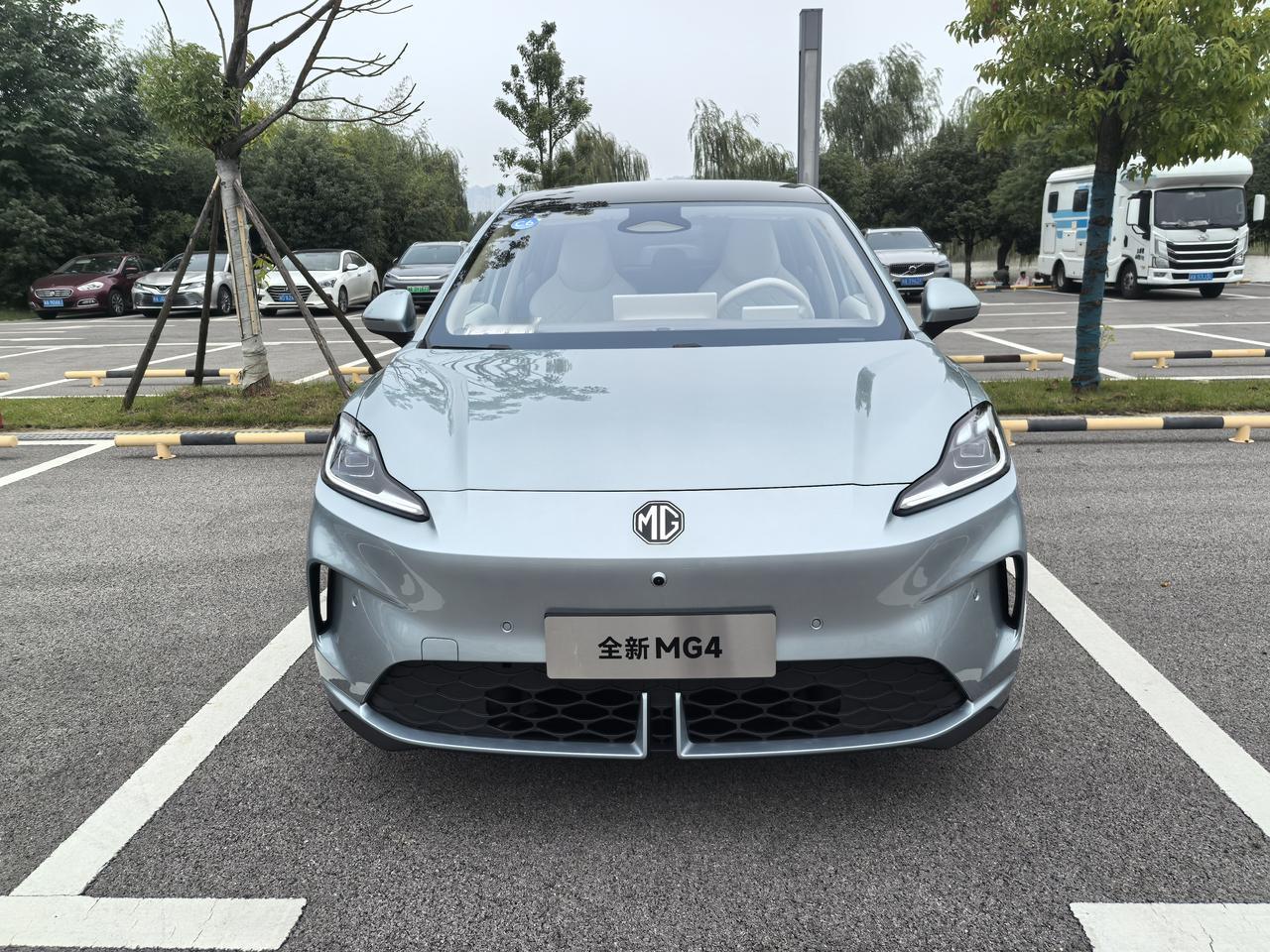 这两天试驾了全新MG530智趣版，整体来说还是比较有惊喜的。
首先就是由上汽团队