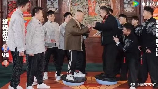 郭德纲于谦五旬老人驯服瑜伽球 年龄在郭德纲于谦面前就是个玩笑，瑜伽球都被他俩玩出