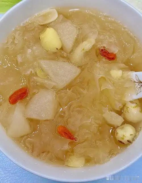 秋燥易扰人，口干乏力、肌肤干涩都是身体发出的信号，不用繁复大补，一碗家常暖汤就足