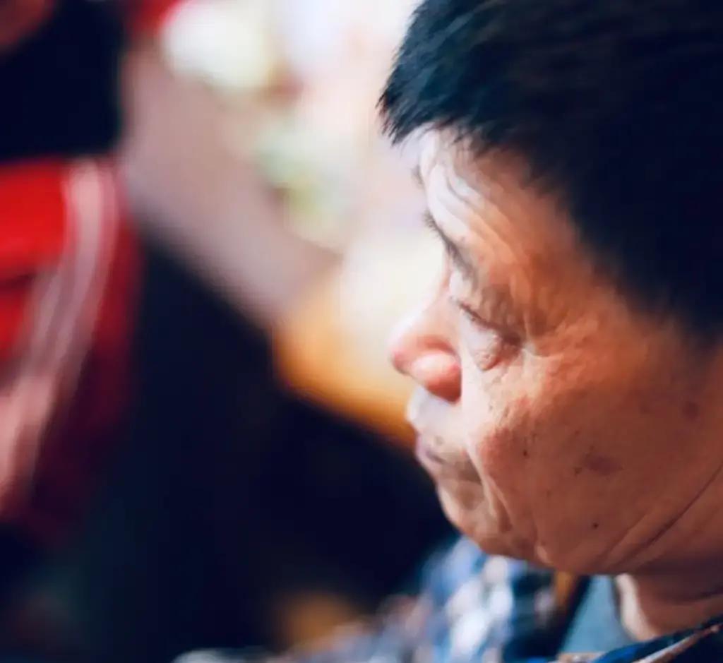 63岁老爹想给俩孙子攒首付，跑遍小区物业全被一句超龄怼回来。
他退休前扛包扛了四