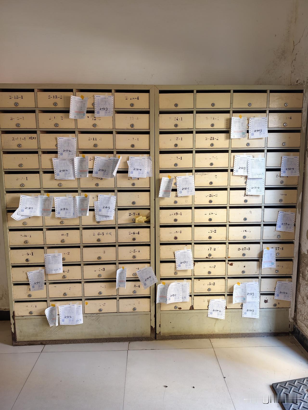 沈阳小区又开始张贴纸质水费单了！
 
最近沈阳不少老小区，久违的纸质水费通知单又