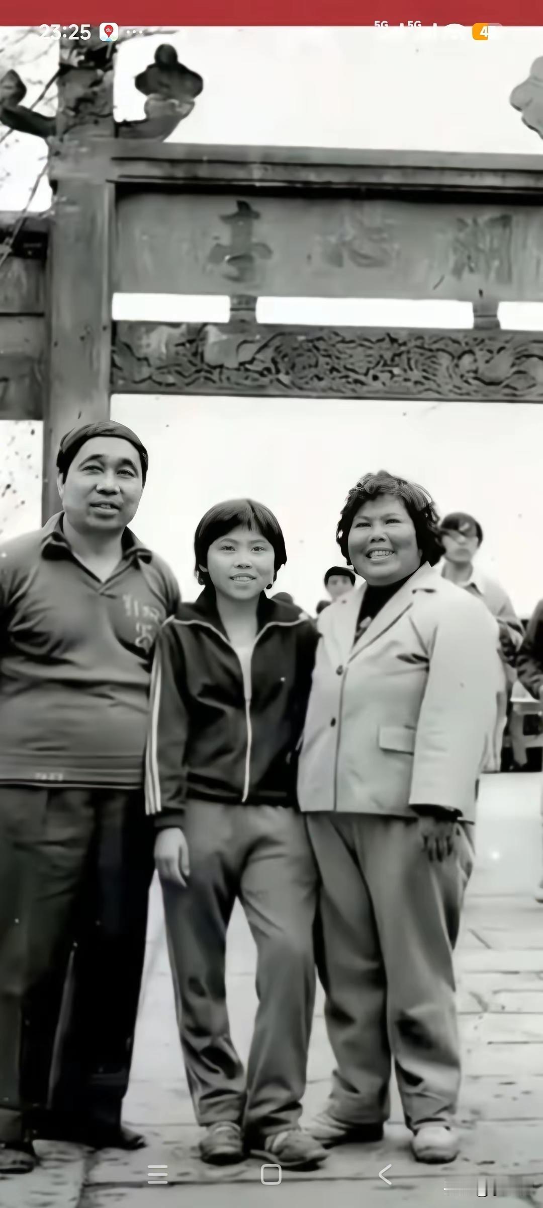 邓亚萍年少时和父母的合影，邓亚萍和妈妈长得特别的像，和爸爸的相似度不高。
那时候