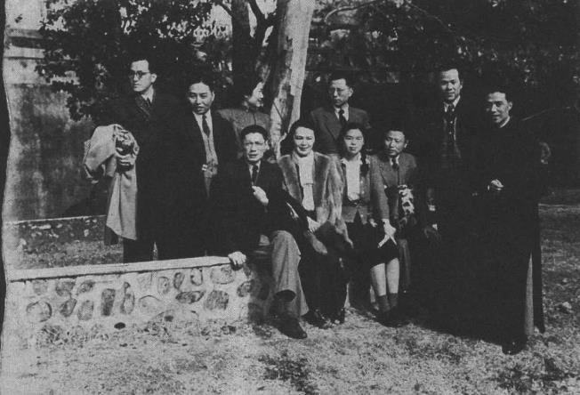 1949年春，他们在香港等候去北京参加第一次全国政协会议。
前排左起:夏衍、白杨