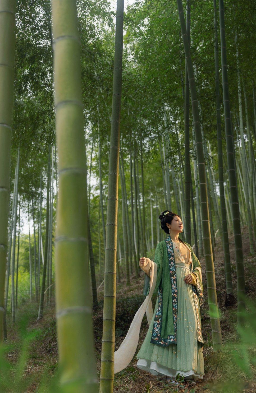曾黎对话竹刻非遗传承人  曾黎简直就是我们的天选古装神女。古装造型还是很好的呢，