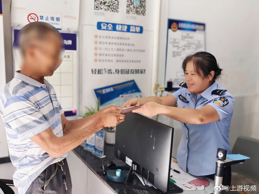 #女孩无户口难入学重庆派出所解决难题#【孩子即将读书却没户口 派出所帮忙解决难题
