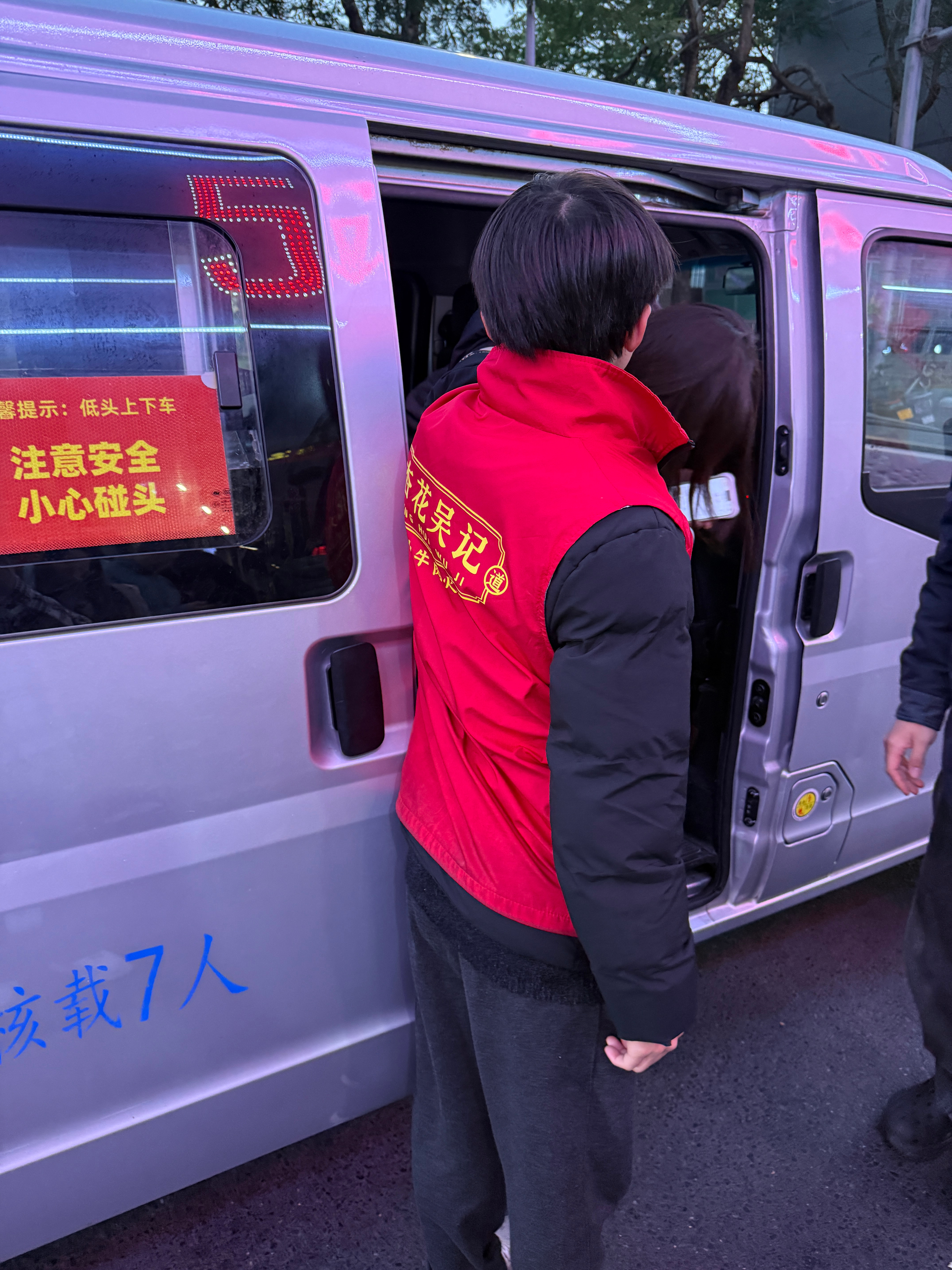 汕头这家牛肉火锅有点夸张，有专门接驳车去停车场。中午3点多就有人排队了 但很好吃