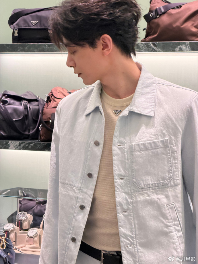 - 邓凯线下生图状态邓凯薄底鞋的魅力 谁懂啊！邓凯剧播后首个线下活动亮相，一身白