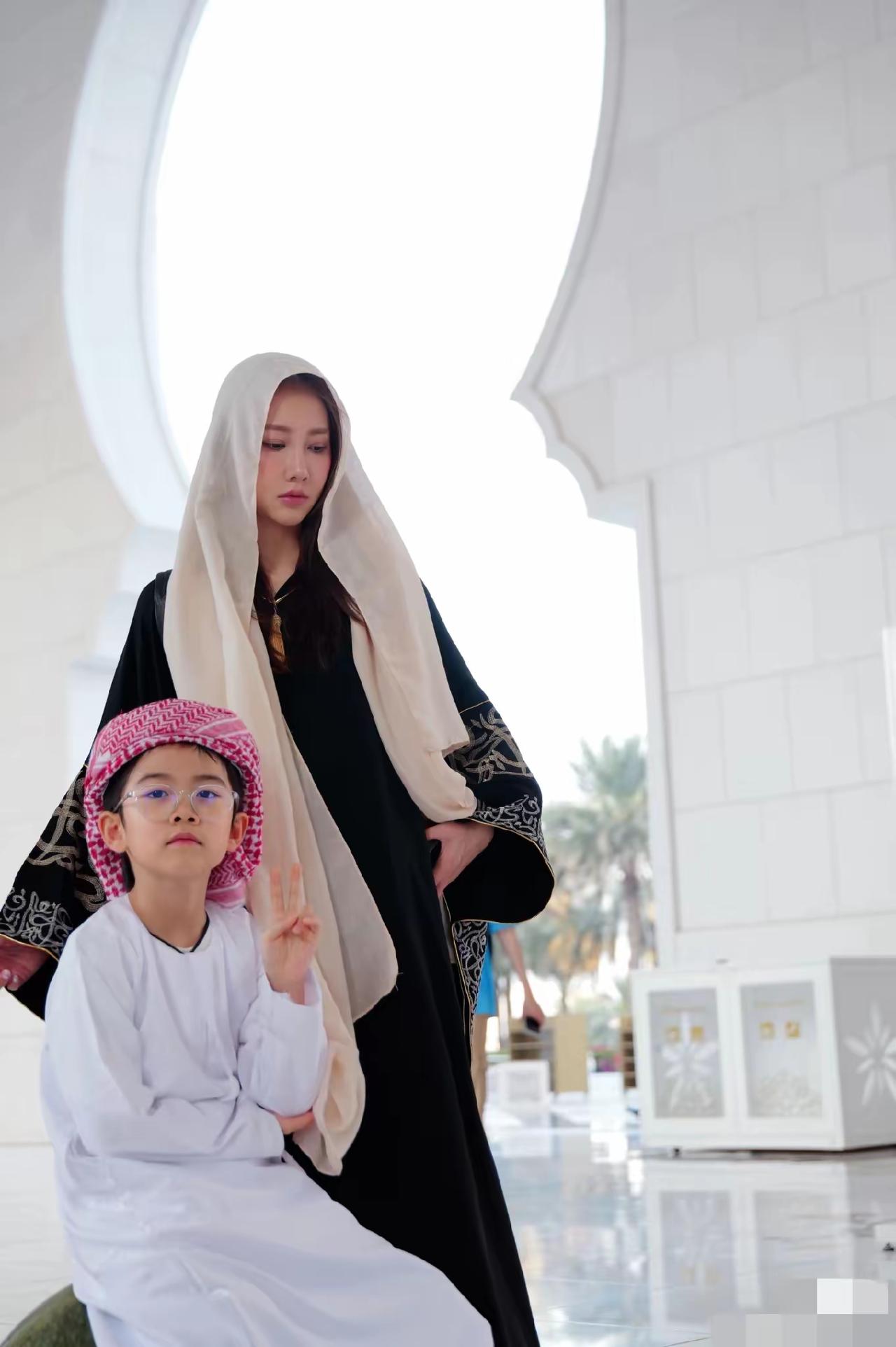 看到弦子一家在中东的遭遇，
我真是感慨万千……
原本是去享受诗与远方的，结果差点