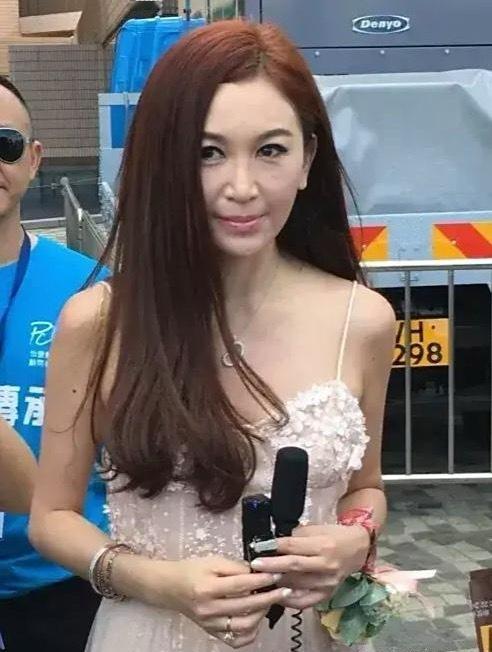 哇，终于看到温碧霞的耳朵啦！她耳朵挺好看的呀，把耳朵露出来，显得更有少女感，看上